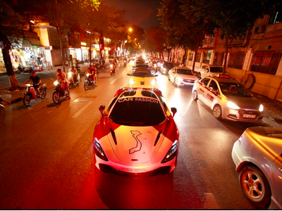 Vợ chồng Cường Đô la xuất hiện cùng dàn siêu xe 330 tỷ, Khiến người dân hà nội phấn khích