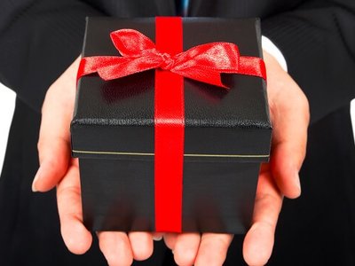 CHỌN  QUÀ TẶNG SẾP NAM VỪA "KHÉO" VỪA Ý NGHĨa