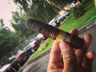 Hướng dẫn cách cầm điếu xì gà (Cigar) cho người mới chơi