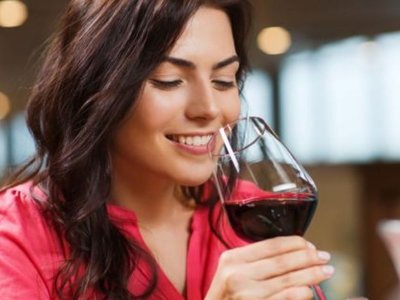 Rượu vang bắt nguồn từ đâu?