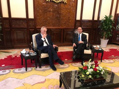 Các chính trị gia hút xì gà (Cigar) gì ?