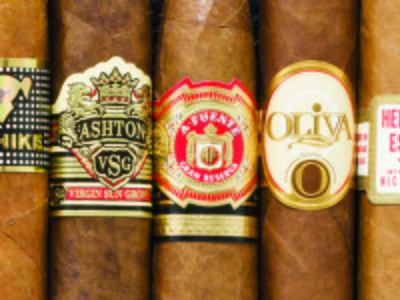 Tôi có nên tháo giấy tem bọc trên điếu xì gà trong khi hút thuốc?