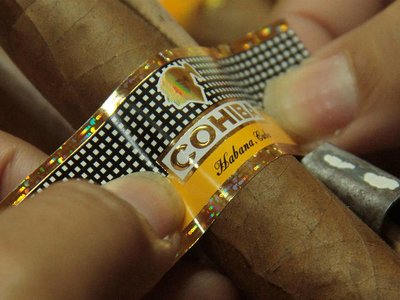 Có nên tháo băng tem trên xì gà trong khi hút thuốc?