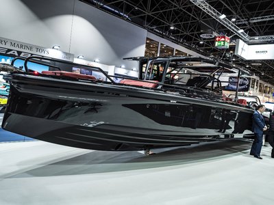 Ra mắt du thuyền thể thao Brabus Shadow 900 Black Ops Edition