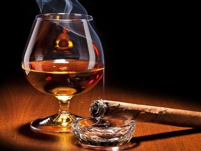 Hút xì gà nên uống gì?