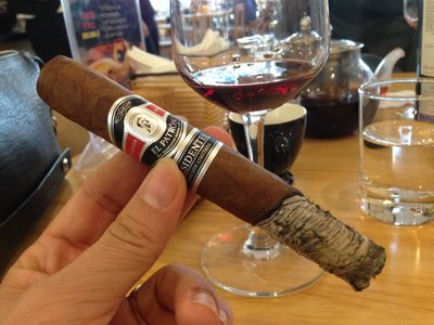 Hướng dẫn cách dập xì gà của người hút xì gà chuyên nghiệp