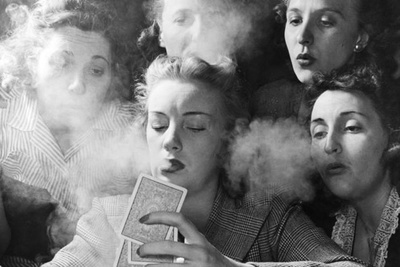 NỮ GIỚI HÚT XÌ GÀ: LÀM THẾ NÀO HỌ PHÁ VỠ ĐIỀU CẤM KỴ