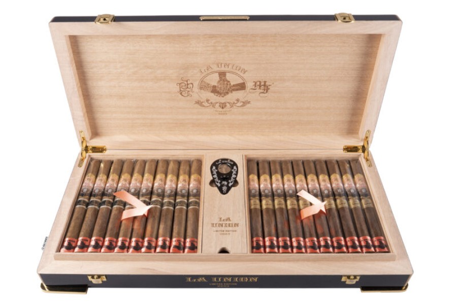 Hộp đựng xì gà La Black Humidor của My Father & Tatuaje’s bắt đầu được giao hàng