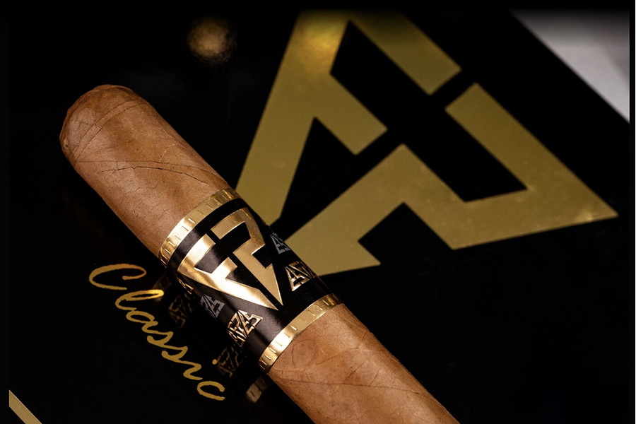 Công ty Fermin Perez Cigars chuyển sản xuất sang Tabacalera Familia Disla, và phân phối cho Domain.