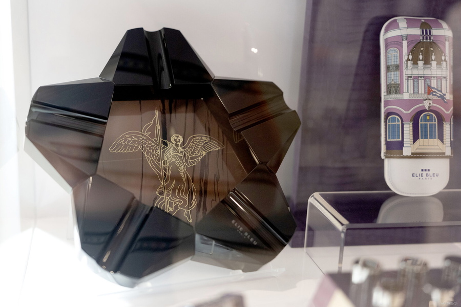 Elie Bleu Angel de la Revolución Ashtray ra mắt vào tháng tới