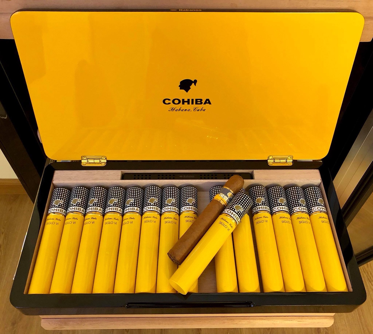 Có gì trong hộp xì gà sản xuất bằng tay Siglo 6 hộp 15 điếu?