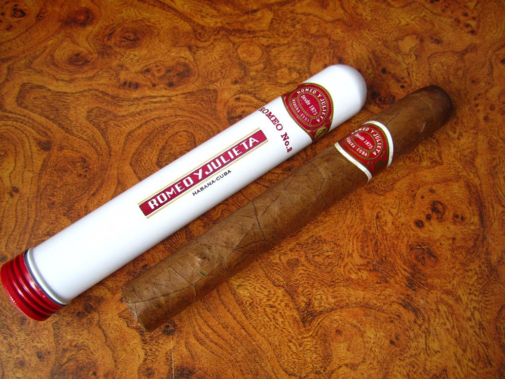Nhận biết bằng cách thưởng thức điếu xì gà Cuba trực tiếp