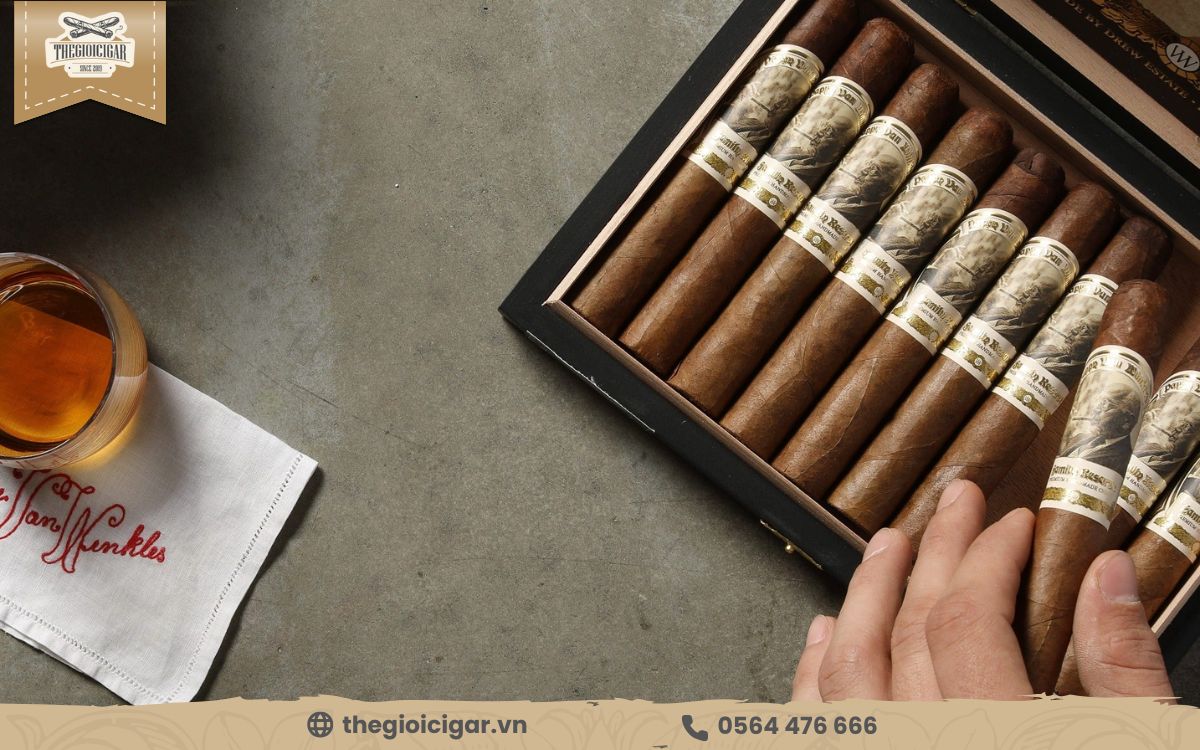 Thưởng thức xì gà được coi là một nghệ thuật, thể hiện sự tinh tế và gu thẩm mỹ của người hút Thưởng thức xì gà được coi là một nghệ thuật, thể hiện sự tinh tế và gu thẩm mỹ của người hút